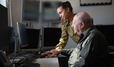 87-летний Реувен, переживший Холокост, активировал сирену в честь Дня памяти вместе со своей внучкой, которая служит оператором оповещения ЦАХАЛ - 7kanal.co.il - Израиль - Румыния