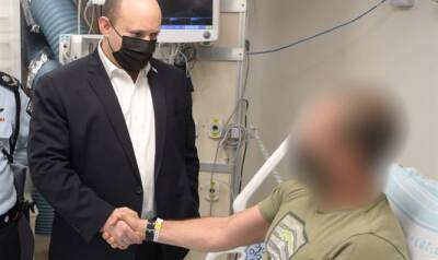 Нафтали Беннет - Премьер-министр посетил раненых бойцов, принимавших участие в антитеррористической операции в Дженине - 7kanal.co.il - Израиль