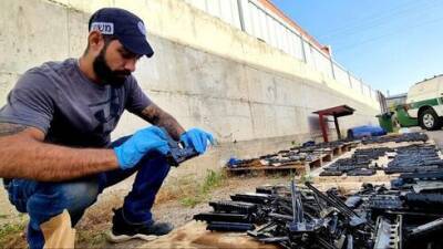 Сотни автоматов и пистолетов найдены в подземном тайнике на юге Израиля - vesty.co.il - Израиль - Лакия