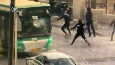 Арабы устроили "автобусную засаду" в Иерусалиме, но полиция их схватила. ВИДЕО - 9tv.co.il - Иерусалим