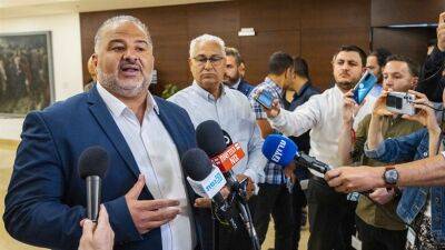 Нафтали Беннет - Мансур Аббас - Газ Яхья Синвар - Премьер-министр опасается, что заявления против председателя РААМ повлияют на арабов, которые выступают против партнерства РААМ и коалиции - 7kanal.co.il - Израиль