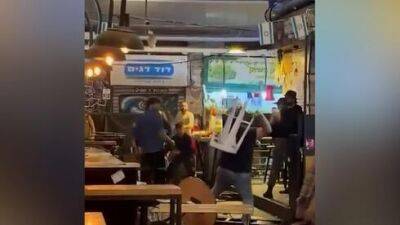 Видео: массовая драка на рынке в Иерусалиме - в ход пошли стулья и газ - vesty.co.il - Израиль - Иерусалим