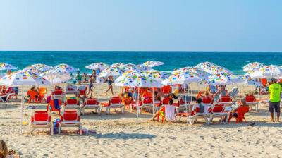 Сколько стоит отдых на разных пляжах Израиля: сравнение цен на зонты, шезлонги, еду, напитки - vesty.co.il - Израиль - Тель-Авив