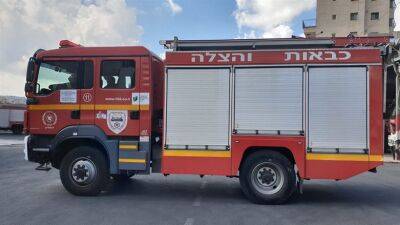 Один человек госпитализирован из-за отравления дымом от пожара, который угрожал жилым домам и школе в районе Кирьят-Менахем - 7kanal.co.il - Иерусалим - Из