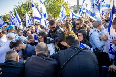 Религиозные сионисты на марше: подросток плюнул в пожилую женщину - news.israelinfo.co.il - Израиль - Иерусалим