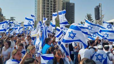 В 55-ю годовщину объединения Иерусалима значительное количество людей идет с национальными флагами к Западной стене - 7kanal.co.il - Израиль - Иерусалим