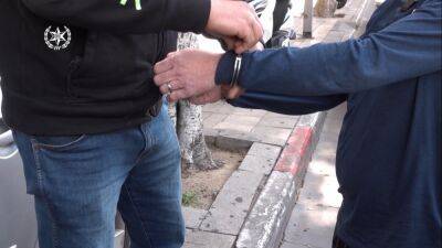 В Сети появилось видео жуткого нападения в пабе Эйлата: иностранец ударил недовольного соседа бутылкой и стал резать его "розочкой" - 9tv.co.il - Израиль - Видео