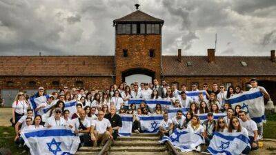 Между Израилем и Польшей возник кризис из-за визитов молодежных делегаций в Освенцим - vesty.co.il - Израиль - Варшава - Польша - Из