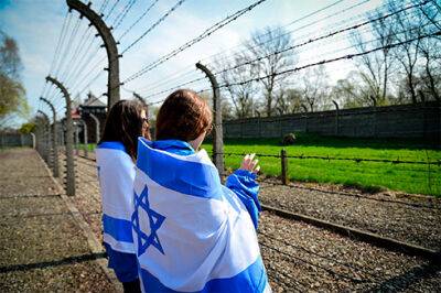 Яир Лапид - Израиль отменил поездки старшеклассников в Польшу, обвинив последнюю в искажении Холокоста - bin.ua - Израиль - Германия - Украина - Варшава - Польша