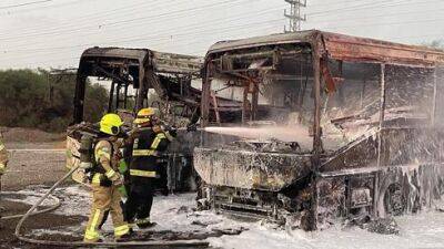 Ришон Ле-Ционе - Подозрение на поджог: в Ришон ле-Ционе дотла сгорели два автобуса – видео - vesty.co.il - Израиль - Видео