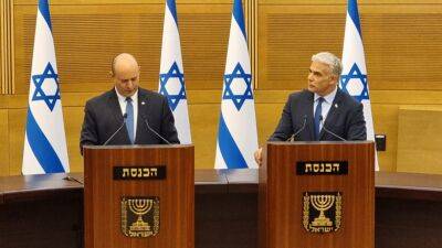 Яир Лапид - Нафтали Беннет - Премьер-министр Нафтали Беннет и Яир Лапид, сменяющий Беннета в премьерском кресле до формирования нового правительства, объяснили, что произошло - 7kanal.co.il - Израиль - Украина