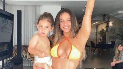 Израильская певица сфотографировалась в откровенном бикини с сыном на руках и вызвала бурю - vesty.co.il - Израиль