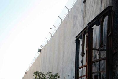Ариэль Шарон - Хазем Раеда - ЦАХАЛ начал строить бетонную стену на границе с ПА в Шароне - news.israelinfo.co.il - Израиль - Палестина
