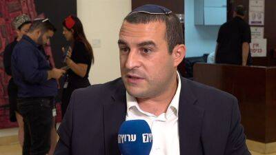После того, как “Ямина” оставила без депутатского мандата Йомтова Кальфона из-за сомнений в его лояльности, сам Кальфон хочет вернуться в политику - 7kanal.co.il - Израиль