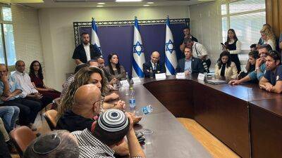 Яир Лапид - Нафтали Беннет - “Лучше, чтобы наши решения поддерживали министры от партии “Мерец”, чем не работать вместе с ними”, - настаивает Нафтали Беннет - 7kanal.co.il - Израиль