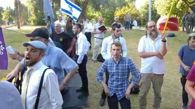 Молодой израильтянин, направлявшийся на легальную демонстрацию против “парада гордости” был задержан полицией безо всяких причин - 7kanal.co.il - Израиль - Иерусалим