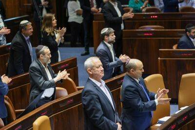 Яир Лапид - Полночь близится, и Беннета уж нет: в Израиле меняется глава правительства - 9tv.co.il - Израиль - Нет