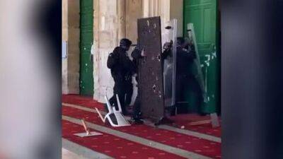 Беспорядки в Шавуот: полиция заперла арабских хулиганов в мечети на Храмовой горе - vesty.co.il - Израиль - Иерусалим