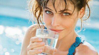 Раз и навсегда: когда полезнее пить холодную воду в Израиле, а когда - теплую - vesty.co.il - Израиль