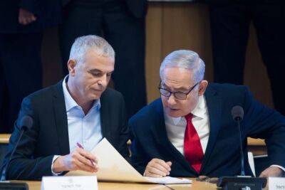 Моше Кахлон - Бывший министр Кахлон допрошен в связи с предполагаемой причастностью к финансовому скандалу - cursorinfo.co.il - Израиль