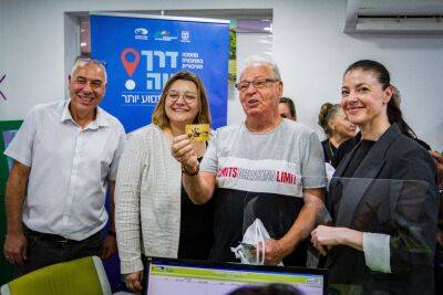 С 1 августа израильтяне старше 75 лет смогут бесплатно пользоваться всеми видами транспорта - news.israelinfo.co.il - Израиль - Тель-Авив - Иерусалим