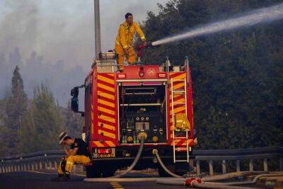 Чарльз Клор - Пожарные борются с крупным пламенем возле Бейт-Шемеша - cursorinfo.co.il - Тель-Авив - Бейт-Шемеш - Бейт