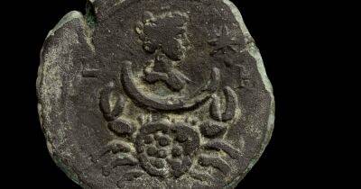В Израиле нашли редкую монету с изображением рака и римской богини Луны (фото) - focus.ua - Израиль - Украина - Англия - Рим