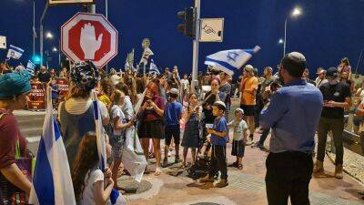 Исраэль Ганц - Израиль - Матан Зинман - Сотни поселенцев провели демонстрации, протестуя против бессилия полиции обуздать беспредел на дорогах в Ие”Ша - 7kanal.co.il - Израиль