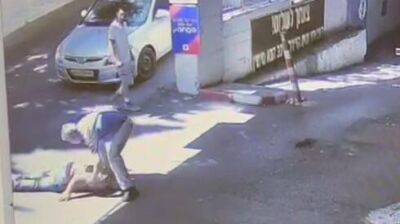 Видео: мужчина разбил голову директору стоянки в Герцлии за просьбу переставить машину - vesty.co.il - Израиль - Видео