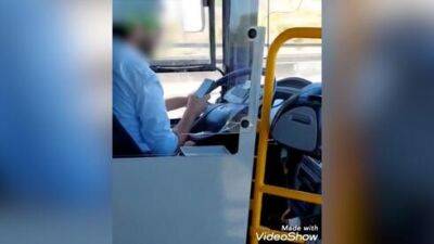 Видео: водитель автобуса из Хайфы в Цфат занят смартфоном и не смотрит на дорогу - vesty.co.il - Израиль - Видео - Из