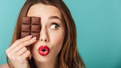 Радость на унитазе: в Израиле выяснили, где предпочитают есть шоколад мужчины и женщины - vesty.co.il - Израиль - Есть
