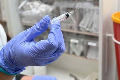 В минздраве рассказали, кто может получить прививку от оспы обезьян - cursorinfo.co.il - Израиль - Тель-Авив - Бразилия - Испания - Тель-Авив