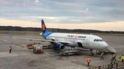 Тягач врезался в самолет в Бен-Гурионе: 160 пассажиров Israir через 12 часов отправили по домам - vesty.co.il - Израиль - Рейкьявик - Исландия