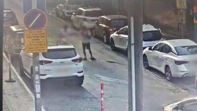 Видео: мужчина в Тель-Авиве без причины бил прохожих камнем - vesty.co.il - Израиль - Тель-Авив - Яффо