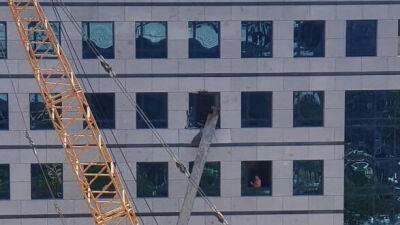 ЧП в Герцлии: металлическая балка выбила окно и оказалась на третьем этаже офиса - vesty.co.il - Израиль - Тель-Авив