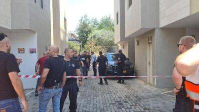 Подозрение: 17-летний подросток изрезал ножом двоих мужчин в Раанане - vesty.co.il - Израиль - Тель-Авив
