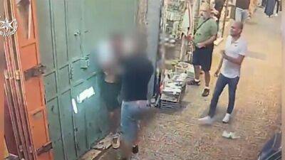 Арабский торговец ударил туриста из США стеклянной кружкой по голове. Причина - спор из-за цены на мороженое - 7kanal.co.il - Иерусалим - Сша - Из