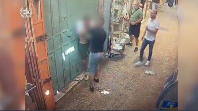 Видео: в Иерусалиме бизнесмен разбил стакан об голову туриста из США из-за мороженого - vesty.co.il - Израиль - Иерусалим - Сша