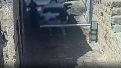 Видео: житель Иерусалима изрезал двух мужчин средь бела дня из-за спора на парковке - vesty.co.il - Израиль - Иерусалим