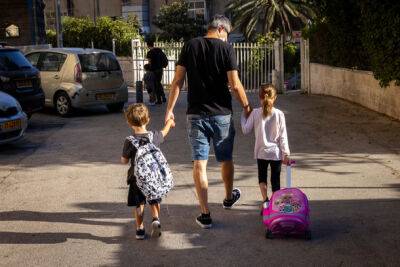 Родители из Холона перекрыли вход в детский сад, чтобы не допустить нянечек-арабок - nashe.orbita.co.il - Холон