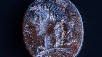 Печать-гемма с портретом греческого бога солнца была случайно обнаружена в дренажном канале Старого города Иерусалима - 7kanal.co.il - Израиль - Иерусалим