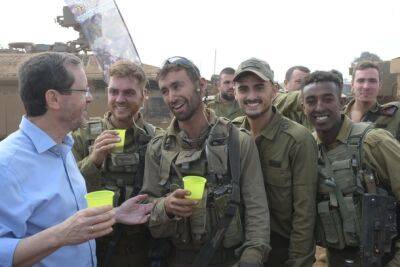 королева Елизавета II (Ii) - Ури Гордин - Президент Израиля посетил солдат на Голанах на еврейский Новый год - nashe.orbita.co.il - Израиль