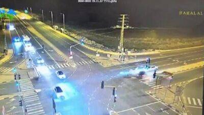Видео: на севере Израиля водитель проскочил на красный свет и устроил смертельную аварию - vesty.co.il - Израиль