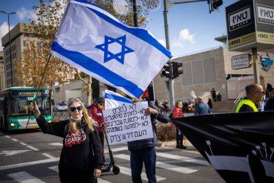 В Беэр-Шеве водитель угрожал демонстрантам, в Тель-Авиве не пустили на станцию из-за надписи на одежде - news.israelinfo.co.il - Тель-Авив - Эльад