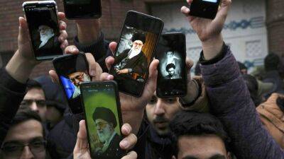 Аля Хаменеи - Протесты в Тегеране: "Смерть Франции!" - ru.euronews.com - Израиль - Иран - Франция - Тегеран - Usa