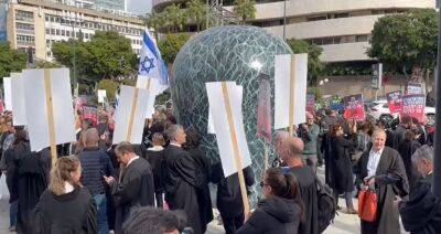 Ярив Левин - Ави Хими - Люди в мантиях протестуют: израильские адвокаты вышли на демонстрации против судебной реформы - 9tv.co.il - Тель-Авив - Иерусалим