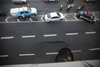 В Ход а-Шароне машина утонула в провале на дороге - news.israelinfo.co.il - Тель-Авив
