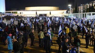 Биньямин Нетаниягу - Левин Яривом - Амихай Эшед - "Отстоим демократию": тысячи израильтян вышли на протест в Тель-Авиве - vesty.co.il - Израиль - Тель-Авив - Иерусалим