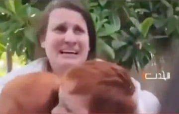 Появилось жуткое видео, как ХАМАС в Израиле похищает мать с двумя детьми - charter97.org - Израиль - Белоруссия - Видео
