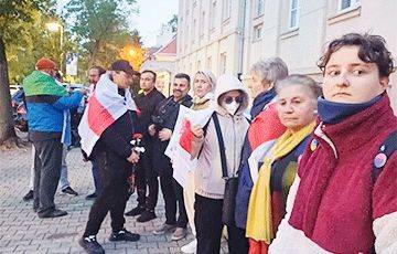 Белорусы Варшавы провели акцию солидарности возле посольства Израиля - charter97.org - Израиль - Белоруссия - Варшава